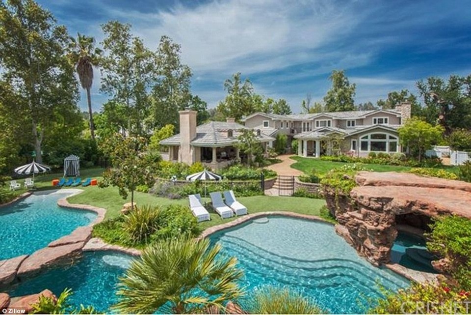 Angelina Jolie thuê dinh thự gần nhà Kim Kardashian - 1
Angelina Jolie chi 30 nghìn đô la 1 tháng để thuê dinh thự sang trọng ở khu Hidden Hills, California. Ngôi sao 41 tuổi sẽ sống tại đây cùng 6 con nhỏ