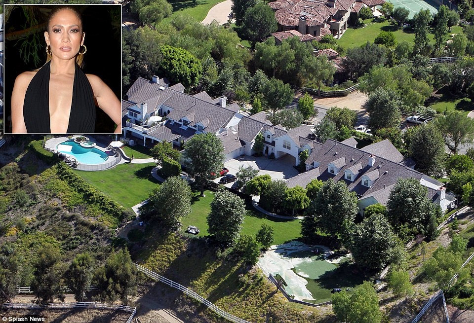 Angelina Jolie thuê dinh thự gần nhà Kim Kardashian - 8
Jennifer Lopez là sao có nhà khủng tại khu vực này