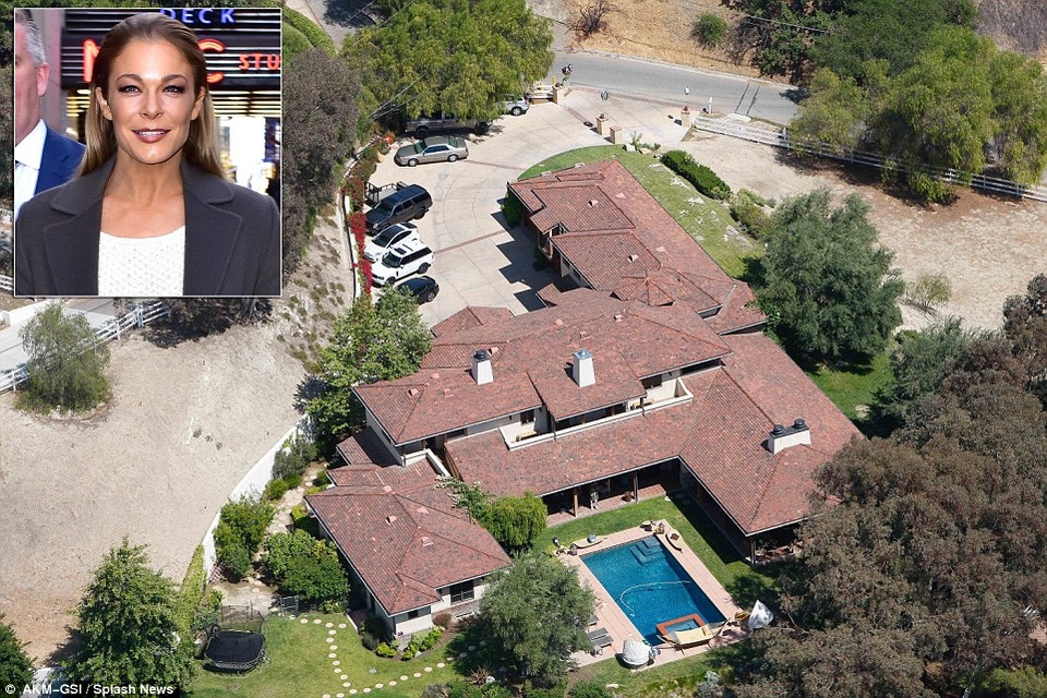 Angelina Jolie thuê dinh thự gần nhà Kim Kardashian - 9
LeAnn Rimes cũng thích nhà tại khu vực điền viên và có chút đồng quê này.