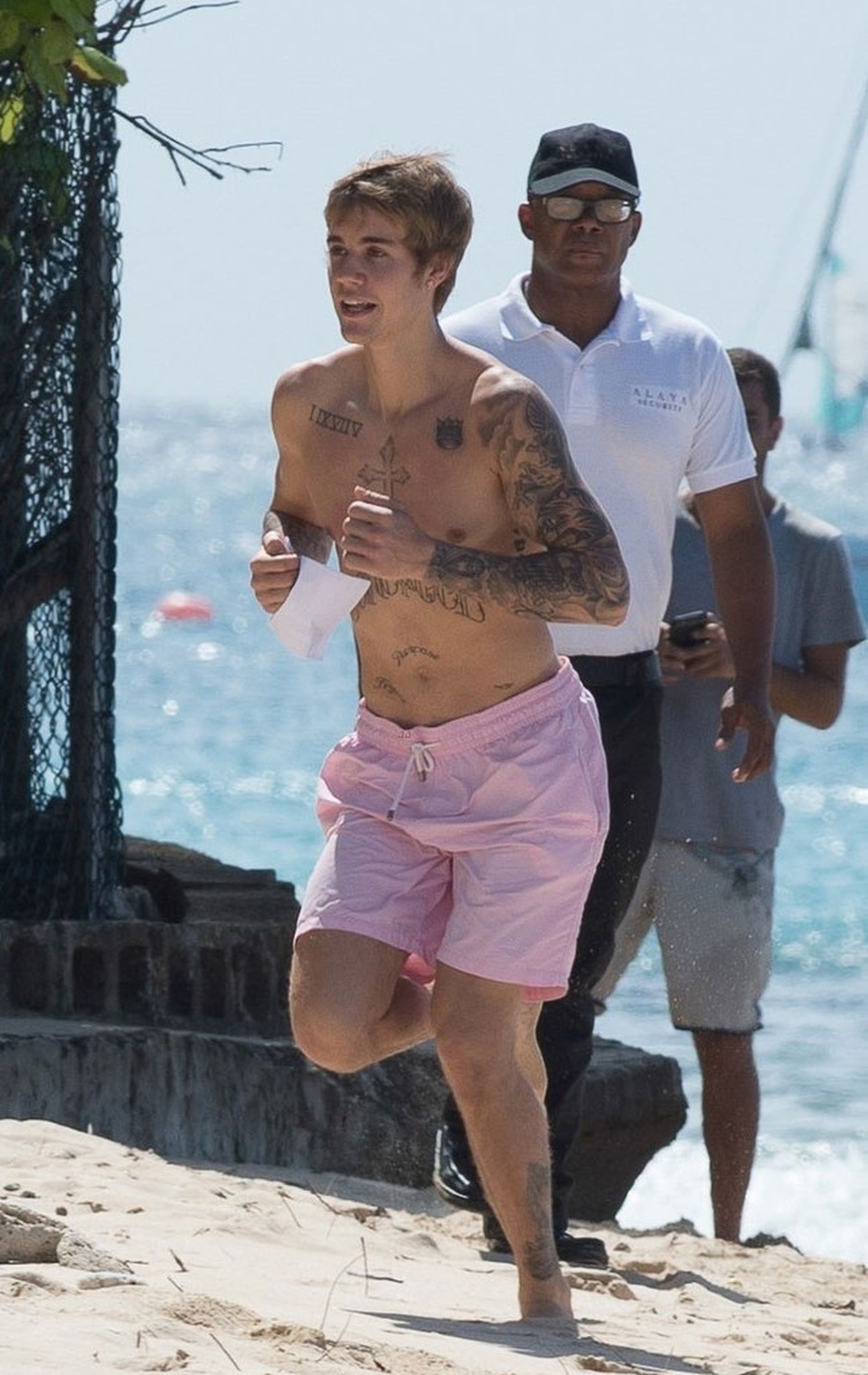 Justin Bieber khoe cơ bụng sáu múi trên biển - 4 
Nam ca sĩ người Canada hiện là một trong những ca sĩ được yêu thích nhất thế giới với vô số giải thưởng âm nhạc. Trong cả sự nghiệp của mình, Justin 3 lần được đề cử Grammy và một lần giành giải ghi âm nhạc dance của năm với ca khúc “Where Are Ü Now” tại lễ trao giải Grammy năm 2016.