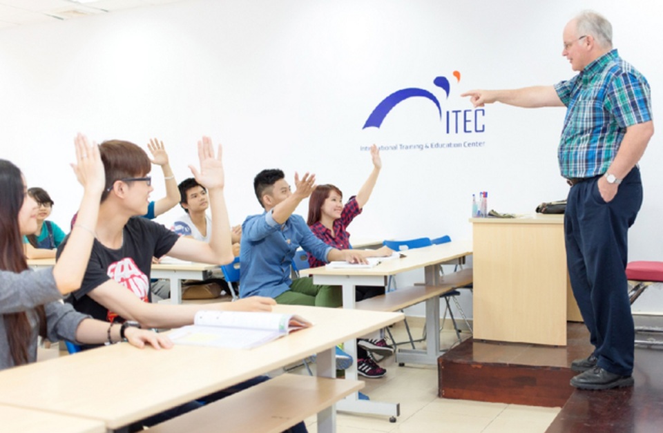Xét tuyển chương trình Cử nhân Quốc tế học hoàn toàn tại Việt Nam - 1 Sinh viên ngành Khoa học Quản lý, chuyên ngành Kinh doanh Quốc tế trong giờ học với giảng viên Keuka, Hoa Kỳ