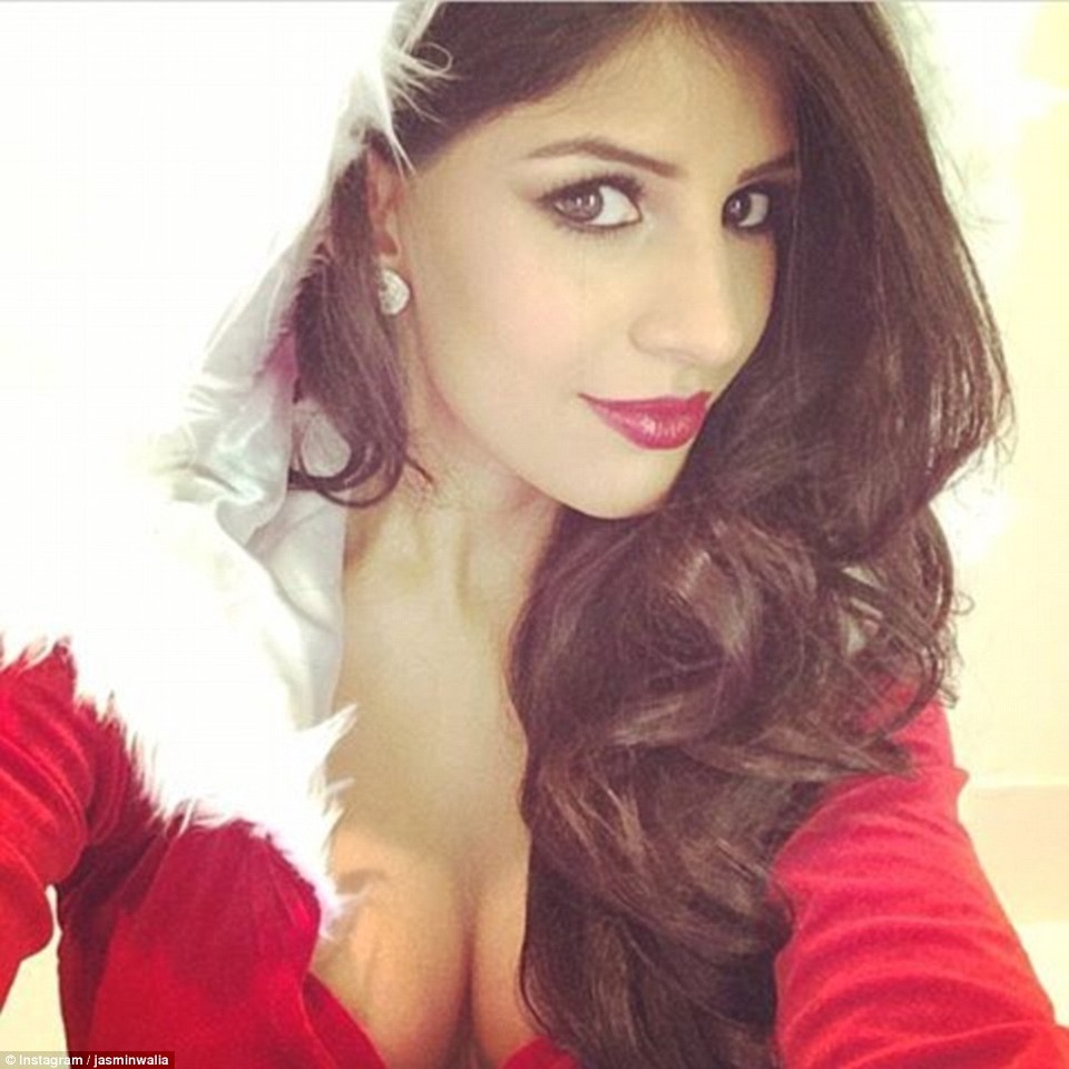“Sao” quốc tế đồng loạt khoe ảnh đón Giáng sinh ấm áp - 7
Jasmin Walia làm bà Noel gợi cảm