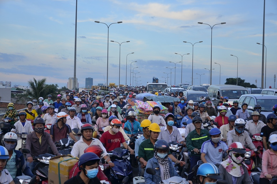 Tai nạn gây kẹt xe trầm trọng trên cầu vào trung tâm TPHCM - 2 Giao thông qua khu vực kẹt xe trầm trọng