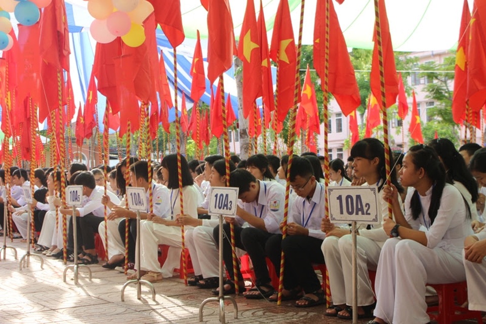Lãnh đạo Đảng, Nhà nước dự khai giảng cùng các em học sinh - 67 Học sinh Hà Tĩnh trong lễ khai giảng. (Ảnh: Phượng Vũ)