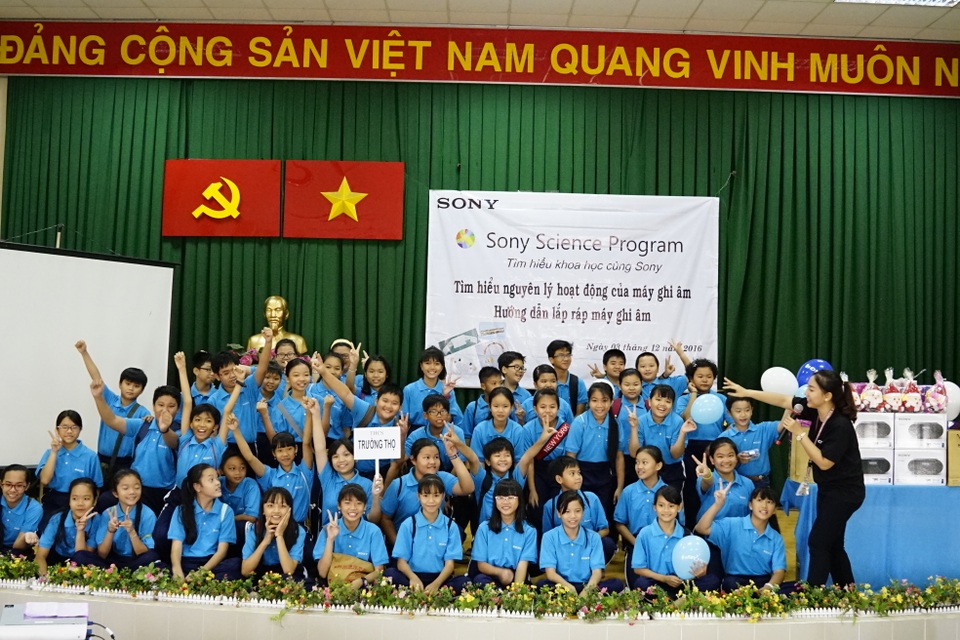 “Xưởng chế tạo” lưu động dành cho các kỹ sư nhí - 2
Chương trình Tìm hiểu khoa học cùng Sony sáng 03/12 đã quy tụ hơn 200 em học sinh cấp 2