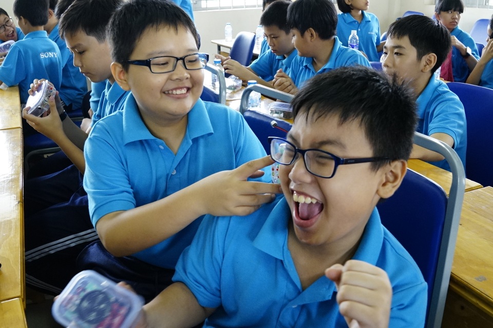 “Xưởng chế tạo” lưu động dành cho các kỹ sư nhí - 5
Niềm vui của các em nhỏ khi được tự tay lắp ráp máy ghi âm