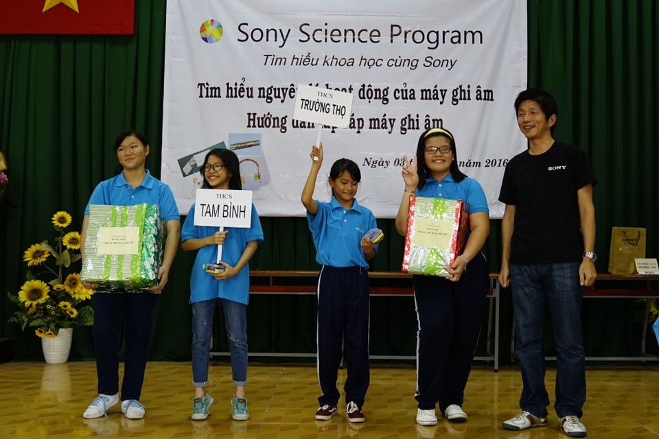 “Xưởng chế tạo” lưu động dành cho các kỹ sư nhí - 6
Ông Tsuda Yasuhiro - Tổng Giám Đốc công ty Sony Electronics Việt Nam trao quà cho các em