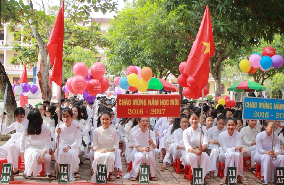 Lãnh đạo Đảng, Nhà nước dự khai giảng cùng các em học sinh - 66 Lễ khai giảng tại Trường THPT Huỳnh Thúc Kháng (Nghệ An. (Ảnh: Hoàng Lam)