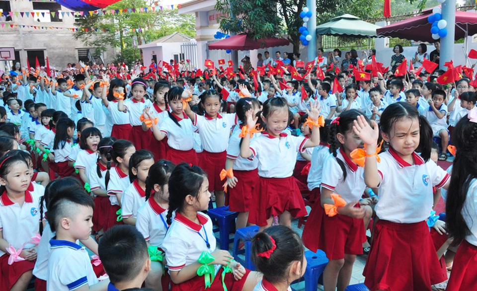 Lãnh đạo Đảng, Nhà nước dự khai giảng cùng các em học sinh - 27
Các em học sinh lớp 1 trình làng trong tiếng vỗ tay và lá cờ vẫy chào của các anh chị khối trên. (ảnh: Lê Trường)
