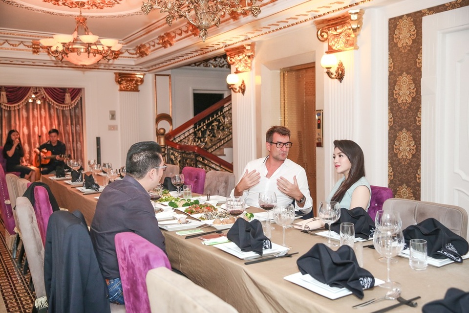 Lý Nhã Kỳ mời khách quý tới nhà riêng - 3