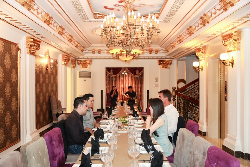 Lý Nhã Kỳ mời khách quý tới nhà riêng - 1