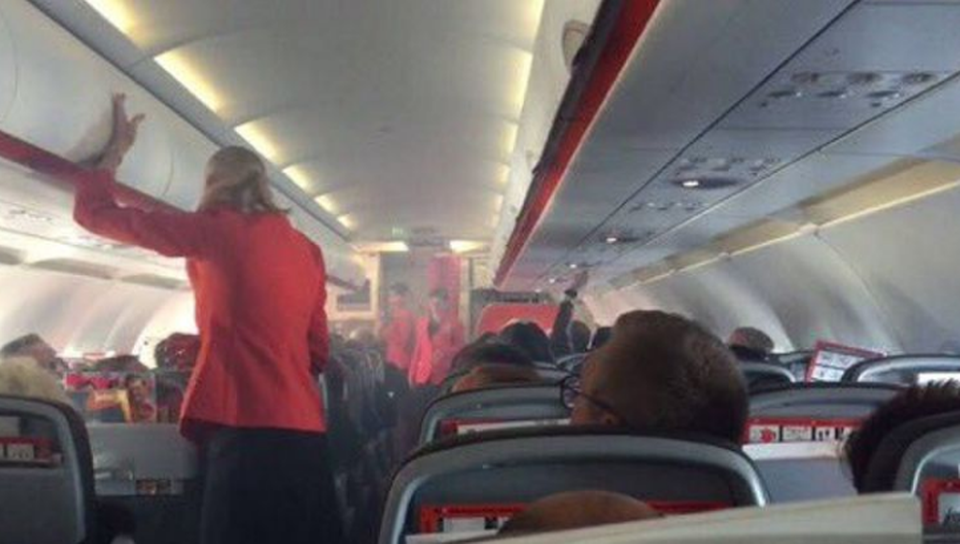 Phi công Jetstar tắt động cơ giữa hành trình vì máy bay bốc khói - 1
Khói tràn ngập khoang máy bay của Jetstar. (Ảnh: AFP)