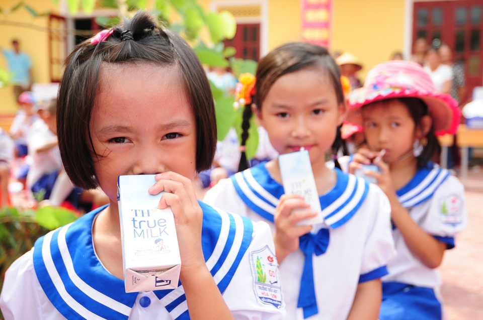Sữa học đường giải quyết ra sao về nỗi lo chất lượng sữa? - 1
Trẻ em ở xã nghèo Hòa Sơn (huyện Đô Lương, Nghệ An) cũng được uống sữa tại trường “như các bạn thành phố”