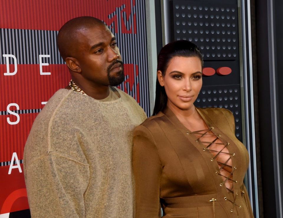 “Bão” tin đồn vây quanh gia đình Kim Kardashian và Kanye West - 1
Kim Kardashian và Kanye West đang đối diện với bão tin đồn quanh cuộc hôn nhân của họ kể từ đám cưới năm 2014.