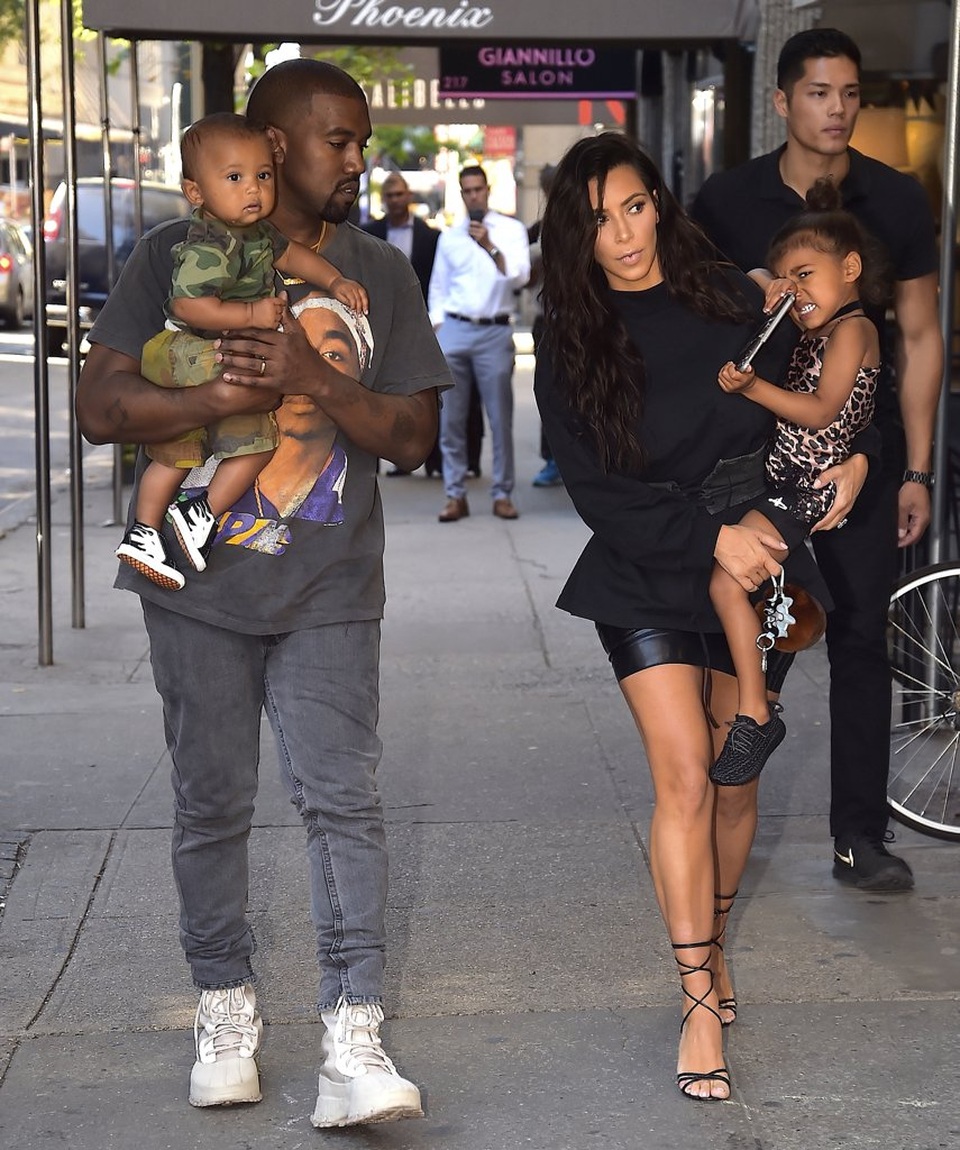 “Bão” tin đồn vây quanh gia đình Kim Kardashian và Kanye West - 2
Kim và Kanye có với nhau 2 mặt con, một con gái và một con trai.