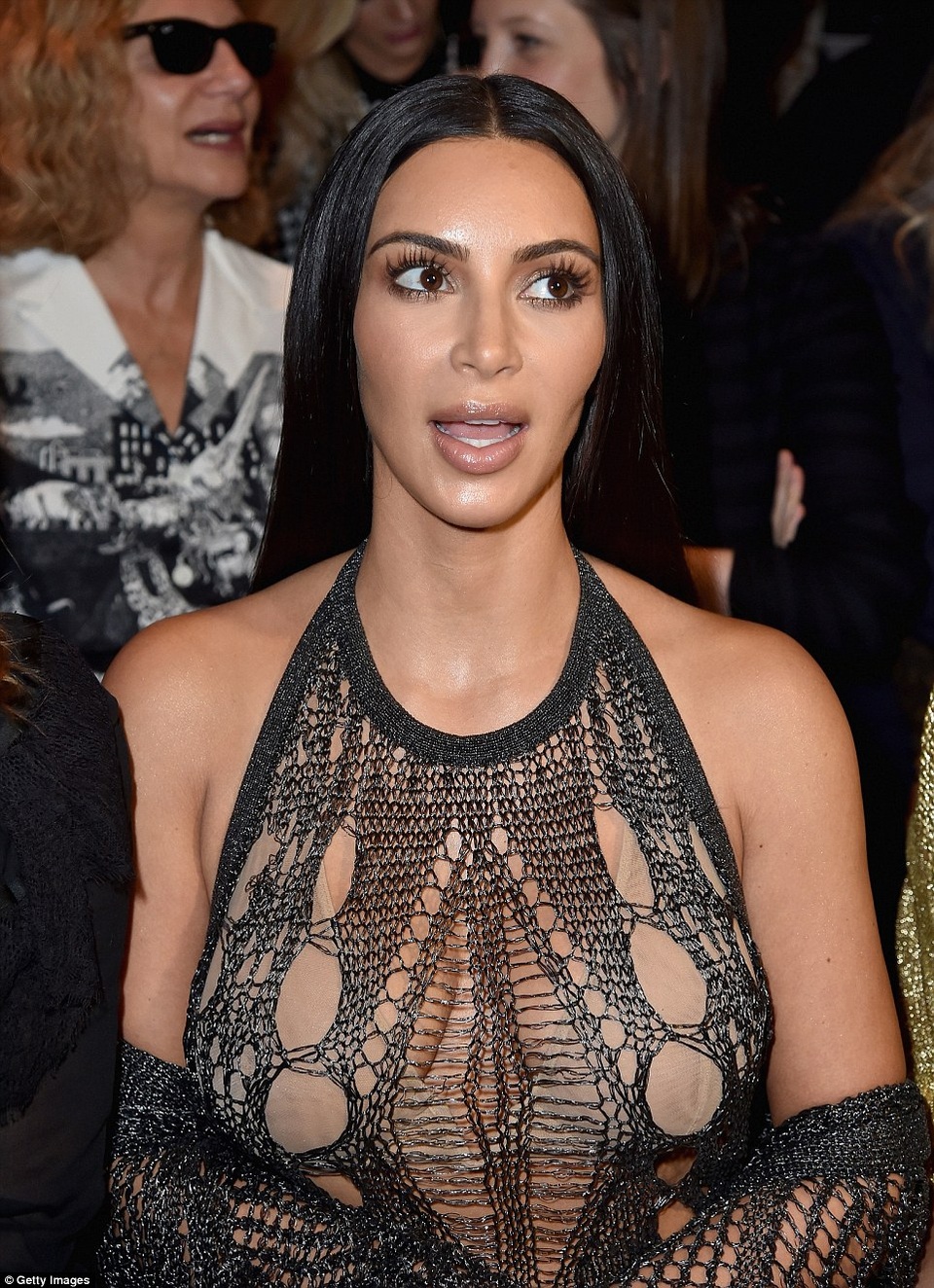 Kim Kardashian mặc váy xuyên thấu đi xem thời trang - 3
Gần đây Kim liên tục bị chỉ trích vì ăn mặc quá hở hang nhưng cô không hề quan tâm