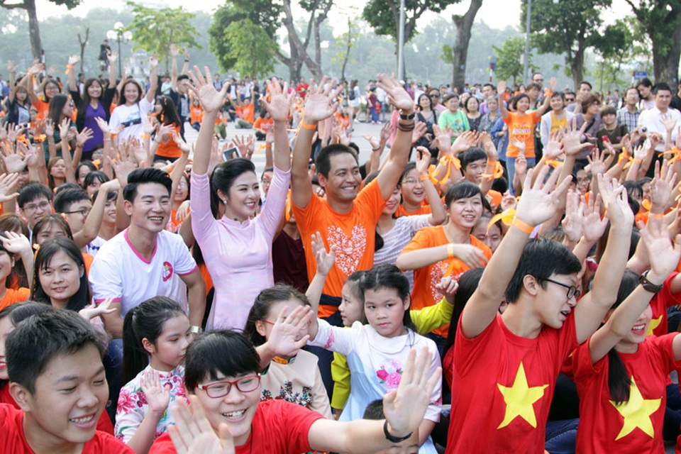 Hoa hậu Ngọc Hân, MC Phan Anh cùng 3.000 bạn trẻ nhảy flashmob lan tỏa “Tử tế” - 1
Hoa hậu Ngọc Hân và MC Phan Anh cùng hàng ngàn bạn trẻ tham gia nhảy flashmob “Tử tế”