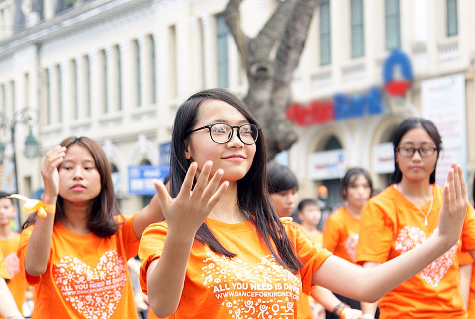 Hoa hậu Ngọc Hân, MC Phan Anh cùng 3.000 bạn trẻ nhảy flashmob lan tỏa “Tử tế” - 7
Các bạn trẻ Hà Nội hào hứng trong hoạt động nhảy tập thể