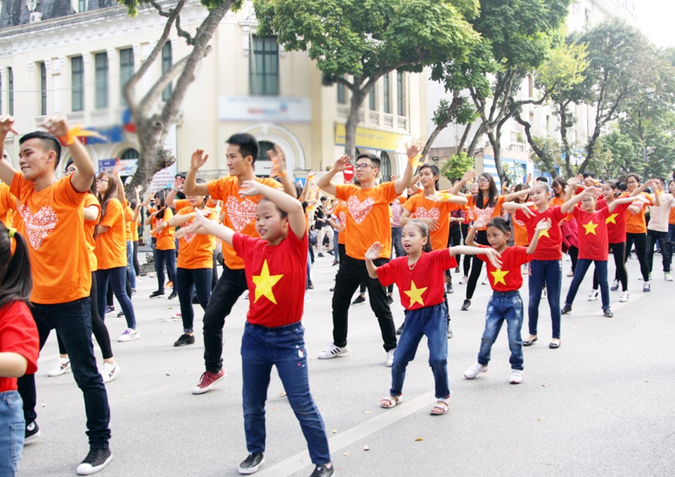 Hoa hậu Ngọc Hân, MC Phan Anh cùng 3.000 bạn trẻ nhảy flashmob lan tỏa “Tử tế” - 8
Các em thiếu nhi cũng tham gia “nhảy vì sự tử tế” nhiệt tình không kém