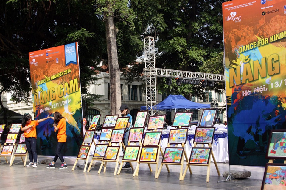 Hoa hậu Ngọc Hân, MC Phan Anh cùng 3.000 bạn trẻ nhảy flashmob lan tỏa “Tử tế” - 9
Bên cạnh màn trình diễn flashmob, chương trình còn có hoạt động triển lãm tranh vẽ “Sự tử tế qua con mắt thiếu nhi” do các em nhỏ thể hiện.