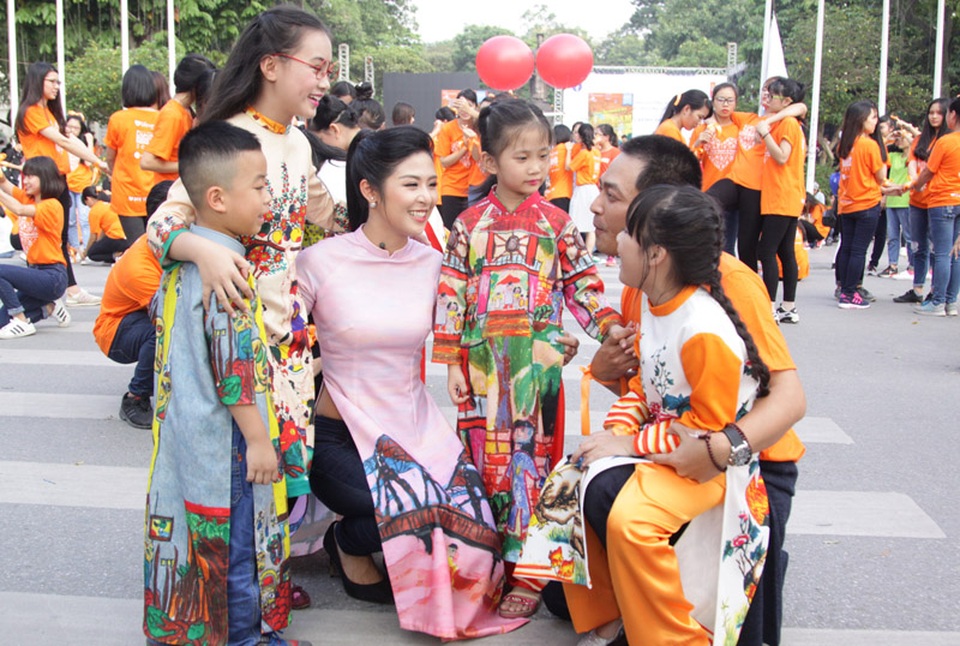Hoa hậu Ngọc Hân, MC Phan Anh cùng 3.000 bạn trẻ nhảy flashmob lan tỏa “Tử tế” - 2
2 tình nguyện viên đặc biệt thể hiện “cử chỉ tử tế” là những cái ôm ấm áp, sẻ chia với các em nhỏ trong phần đầu của bài nhảy
