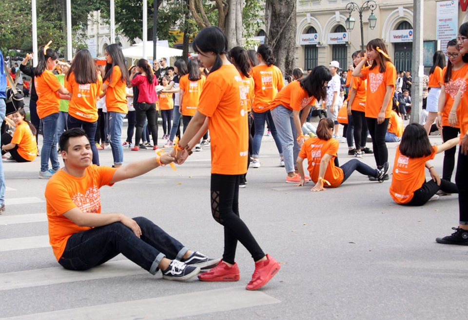 Hoa hậu Ngọc Hân, MC Phan Anh cùng 3.000 bạn trẻ nhảy flashmob lan tỏa “Tử tế” - 3
Một nhóm bạn trẻ khác truyền tải thông điệp “Tử tế đôi khi chỉ là giúp đỡ người khác đứng dậy khi vấp ngã”