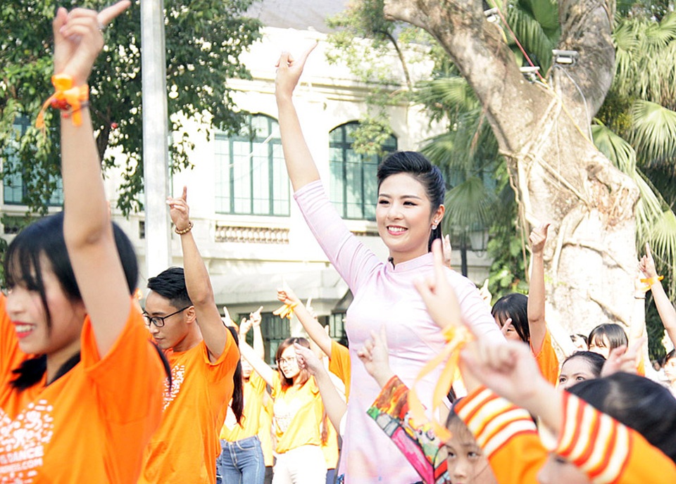 Hoa hậu Ngọc Hân, MC Phan Anh cùng 3.000 bạn trẻ nhảy flashmob lan tỏa “Tử tế” - 4
Hoa hậu Ngọc Hân diện áo dài do cô tự thiết kế để tham gia nhảy flashmob