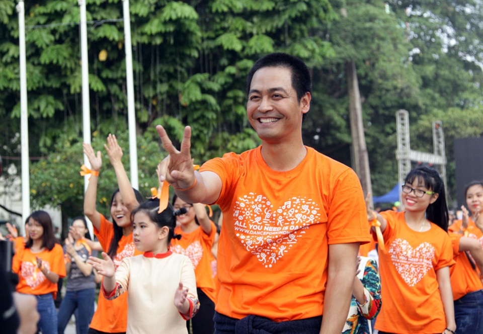 Hoa hậu Ngọc Hân, MC Phan Anh cùng 3.000 bạn trẻ nhảy flashmob lan tỏa “Tử tế” - 5
MC Phan Anh nhiệt tình trong mỗi bước nhảy