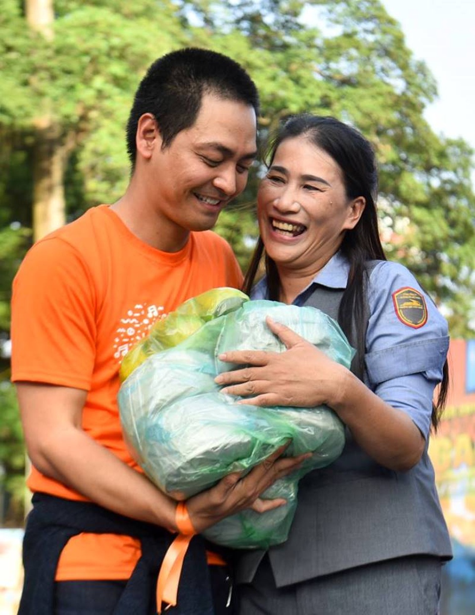Hoa hậu Ngọc Hân, MC Phan Anh cùng 3.000 bạn trẻ nhảy flashmob lan tỏa “Tử tế” - 6
MC Phan Anh bất ngờ gặp lại người đã tặng bánh chưng cho mình khi anh đi tặng quà từ thiện ở vùng rốn lũ