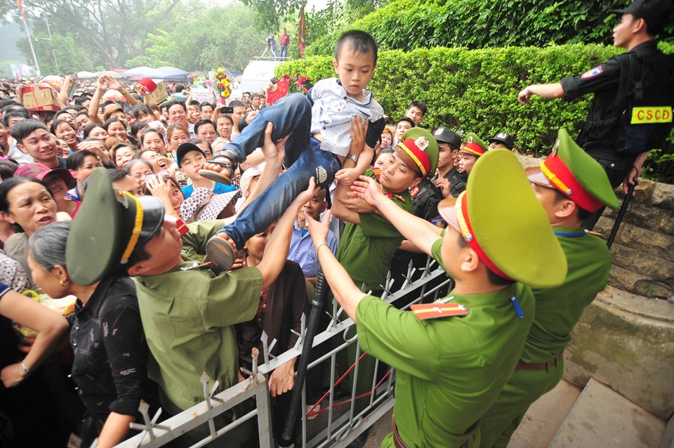 Khoảnh khắc ấn tượng “Vì bình yên cuộc sống” - 6
Lực lượng an ninh làm nhiệm vụ tại lễ hội Đền Hùng năm 2016 giải cứu các cháu mắc kẹt giữa biển người chen lấn. (Ảnh: Nông Việt Linh)