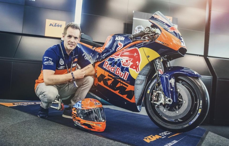 Nhìn lại mùa giải MotoGP 2016 - 14
KTM Factory: Ở chặng đua cuối cùng của mùa giải MotoGP 2016, đội đua Red Bull KTM Factory Racing cũng chính thức góp mặt. Thế nhưng đội đua nước Áo đã có một sự khởi đầu đầy gian nan. Tay đua Mika Kallio cùng chiếc KTM RC16 chỉ thi đấu được 20 vòng đua trước khi phải dừng cuộc chơi với một số vấn đề về hệ thống điện.