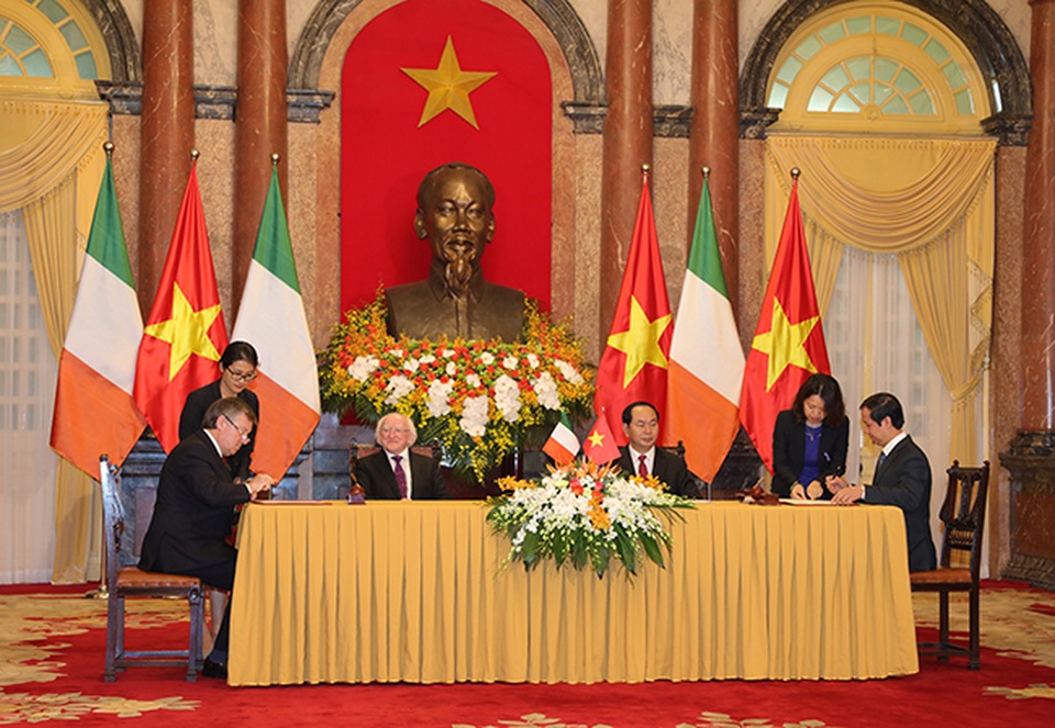 Tổng thống Ireland: Sinh viên Việt Nam hãy luyện tập tư duy phản biện - 4
Lễ ký kết giữa ĐHQGHN và ĐH Cork (Ireland) tại Phủ Chủ tịch