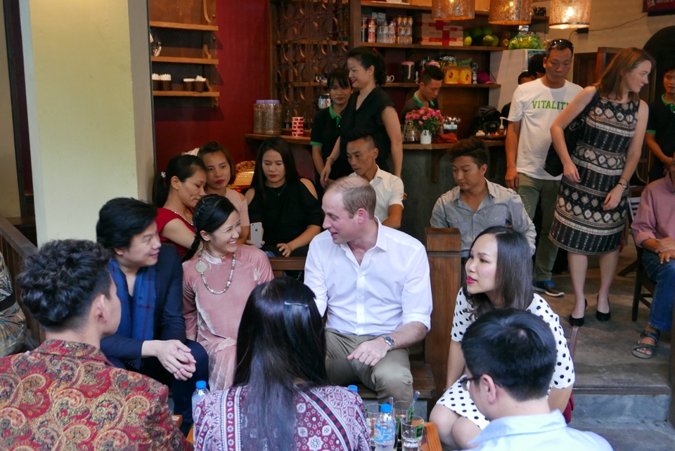 Hoàng tử Anh William gặp gỡ 50 người Việt trẻ - 11
Nhạc sĩ Thanh Bùi và ca sĩ Hồng Nhung ngồi bên Hoàng tử William. (Ảnh: An Bình)