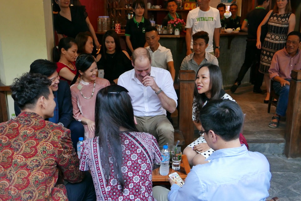 Hoàng tử Anh William uống cà phê, dạo phố cổ Hà Nội - 19
Hoàng tử William bật cười trong khi trò chuyện cùng các nghệ sĩ Việt Nam.