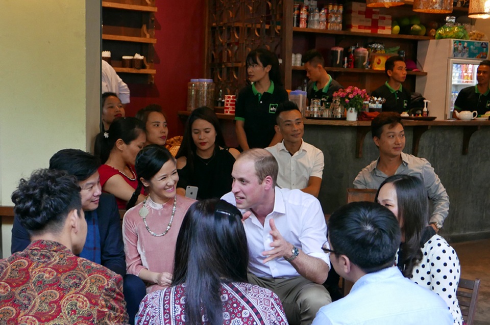 Hoàng tử Anh William gặp gỡ 50 người Việt trẻ - 12
Chống buôn bán trái phép động thực vật hoang dã cũng là một trong những chủ đề của cuộc trò chuyện giữa Hoàng tử William và các nghệ sĩ Việt. (Ảnh: An Bình)