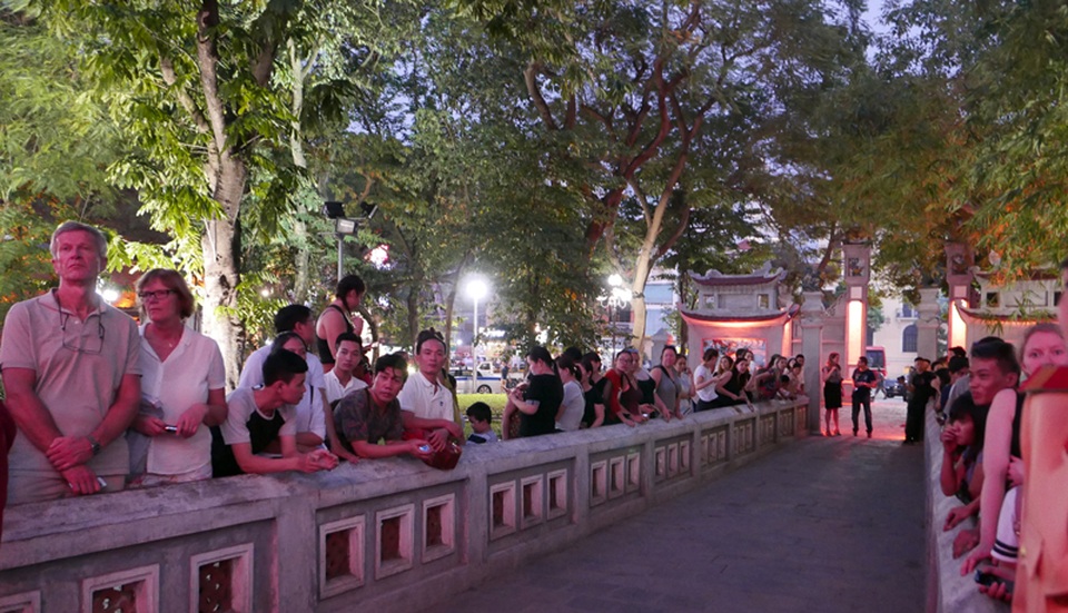Hoàng tử William thăm đền Ngọc Sơn - 7
Đông đảo người dân và khách du lịch đứng bên ngoài đền Ngọc Sơn để chờ gặp Hoàng tử Anh. (Ảnh: An Bình)