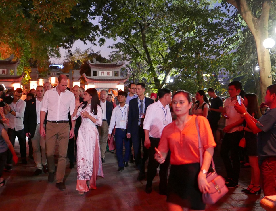 Hoàng tử William thăm đền Ngọc Sơn - 16
(Ảnh: An Bình)