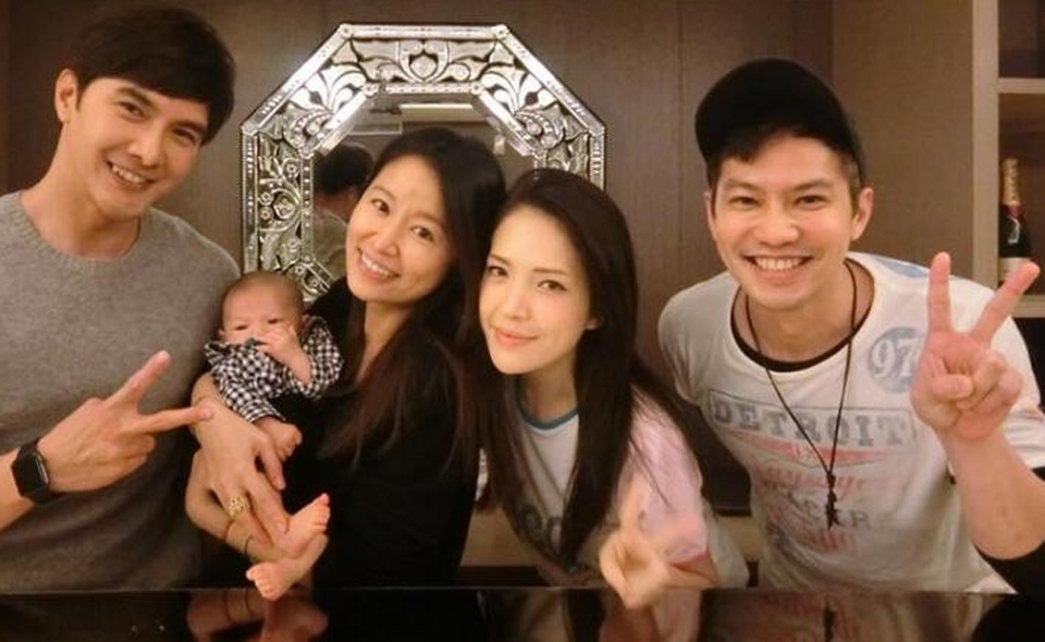 
Cô đang bế một đứa trẻ, con của một người bạn. Nữ diễn viên 40 tuổi đang mang thai đứa con đầu lòng khoảng 7 tháng. Tuy nhiên, quan sát bức hình này, ít người nhận ra cô đang mang thai những tháng cuối.
