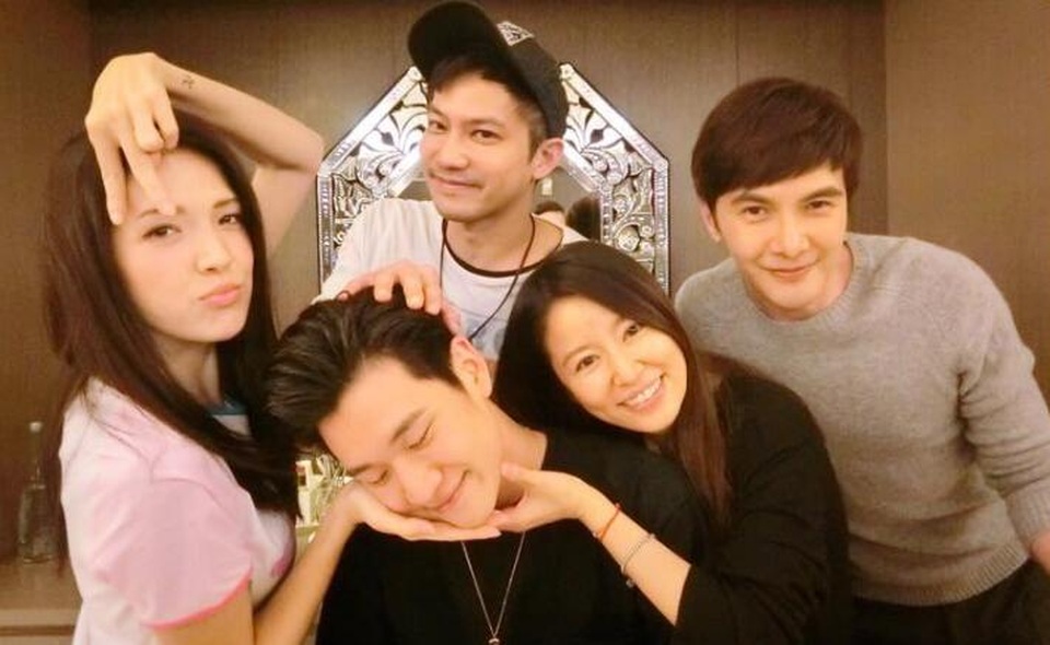 
Ngày 24/12 vừa rồi, Lâm Tâm Như đã khoe bức ảnh mới nhất của cô bên bạn bè. Trong những bức hình này, “nàng Hạ Tử Vy” cười rất tươi, trang điểm nhẹ nhàng và đùa nghịch cùng bạn bè.
