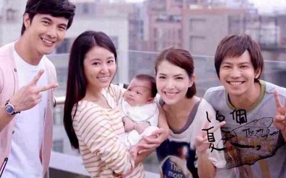 
Thời gian qua, Lâm Tâm Như đã trải qua những ngày không mấy dễ chịu khi tin đồn cô ép bạn trai làm đám cưới, “bà bầu” vô tâm không chịu chăm sóc bản thân, bị chồng bỏ rơi khi mang bầu, hôn nhân rạn nứt đã lan truyền rộng khắp mạng xã hội. Công ty quản lý của Lâm Tâm Như đã lên tiếng phủ nhận tất cả và yêu cầu cư dân mạng nên tôn trọng cuộc sống riêng tư của người nghệ sĩ, cũng như dừng tung tin đồn “nhảm” nhằm bôi nhọ danh dự của cô.
