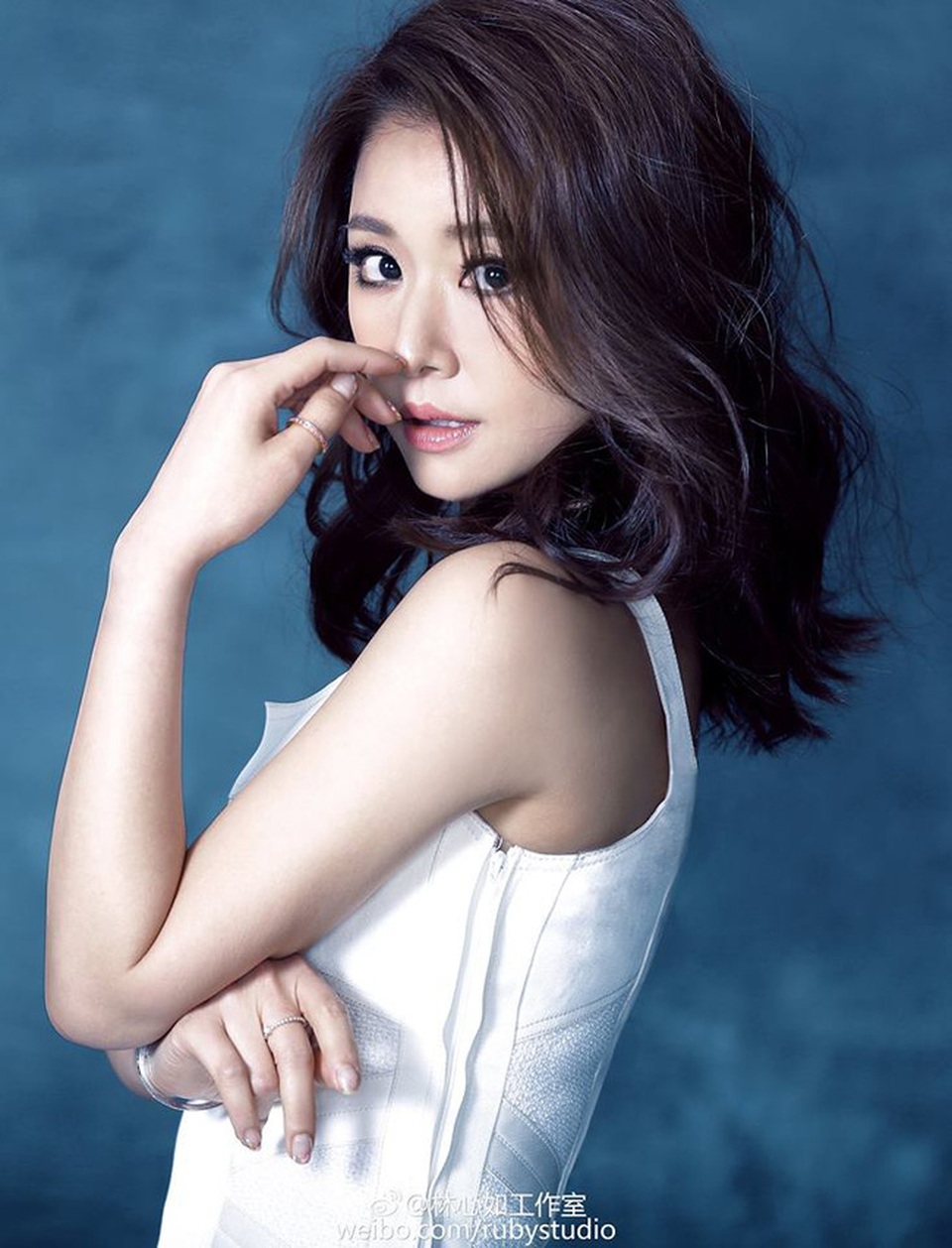 
Với quan niệm vợ chồng vẫn nên có những không gian riêng, nữ diễn viên 40 tuổi vì vậy vẫn sống vui vẻ, thoải mái, theo đuổi những sở thích cá nhân trong thời gian mang bầu dù không có chồng thường xuyên bên cạnh. Hoắc Kiến Hoa vẫn đang bận rộn với những dự án điện ảnh riêng và thường xuyên vắng nhà.
