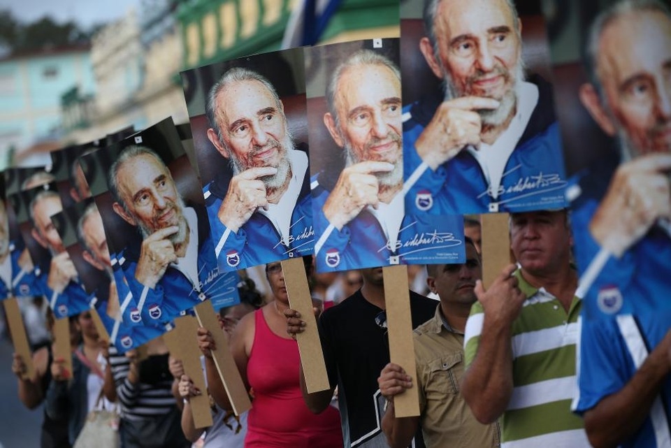 Fidel Castro - Người viết nên huyền thoại Cuba - 3
Người dân mang theo di ảnh khi đón đoàn xe chở tro cốt của cố lãnh tụ Fidel đi qua. (Ảnh: Reuters)