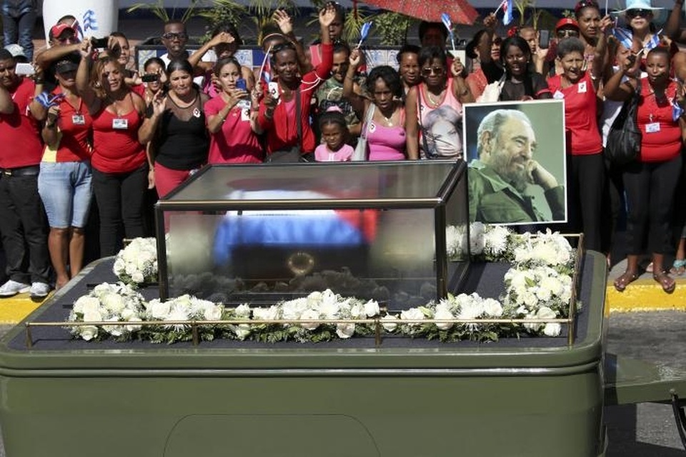 Fidel Castro - Người viết nên huyền thoại Cuba - 2
Đoàn xe chở tro cốt của cố lãnh tụ Fidel Castro vượt hành trình hơn 800km về cái nôi cách mạng Santiago. (Ảnh: Reuters)
