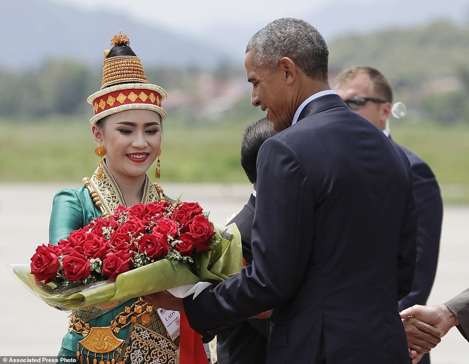 Tổng thống Obama dạo phố, uống nước dừa ở Lào - 11
Ông Obama là tổng thống đương nhiệm đầu tiên trong lịch sử tới thăm Lào.