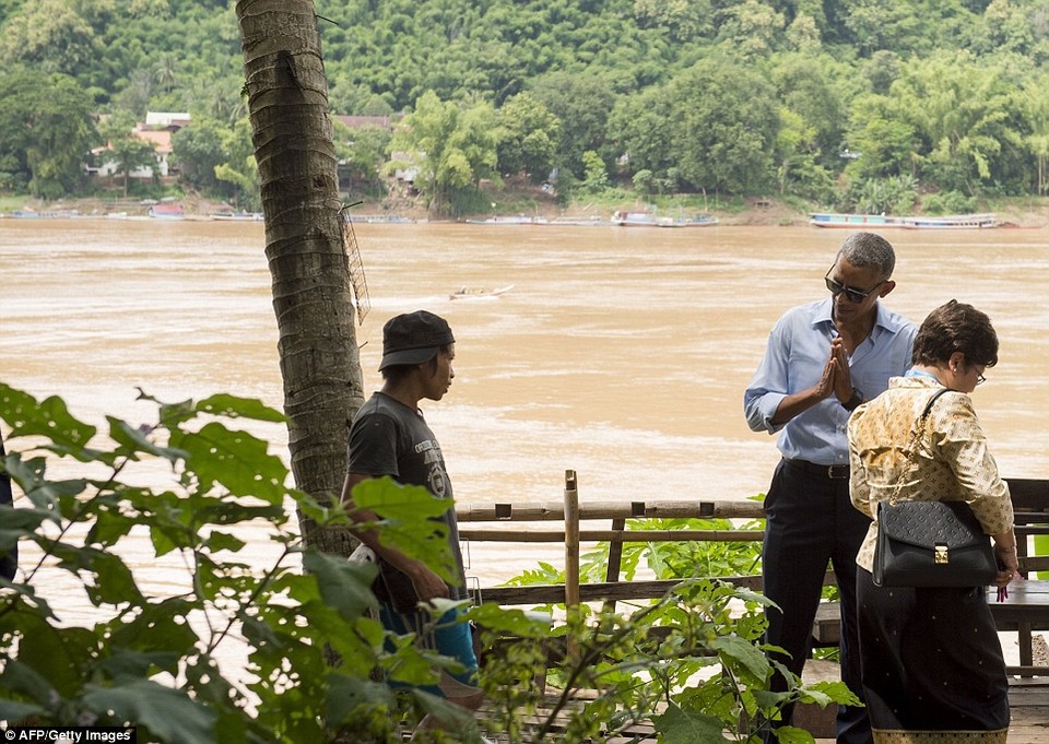 Tổng thống Obama dạo phố, uống nước dừa ở Lào - 9
Tại đây, ông đã nói chuyện với người dân địa phương, chào họ bằng nghi thức truyền thống của Lào.