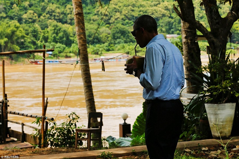Tổng thống Obama dạo phố, uống nước dừa ở Lào - 8
Ông Obama tản bộ bên bờ sông Mekong.