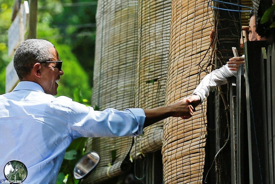 Tổng thống Obama dạo phố, uống nước dừa ở Lào - 6
Ông Obama bắt tay người dân địa phương.