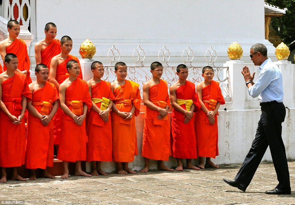 Tổng thống Obama dạo phố, uống nước dừa ở Lào - 4
Tại đây ông đã gặp gỡ với các nhà sư.