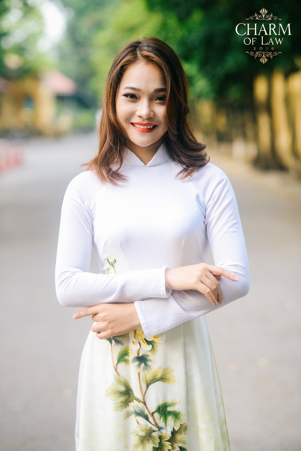 Ngắm nữ sinh ĐH Luật xinh tươi trong tà áo dài thướt tha - 8
Nhữ Lê Thùy Linh (sinh năm 1996, chiều cao 1m65, cân nặng 53 kg)