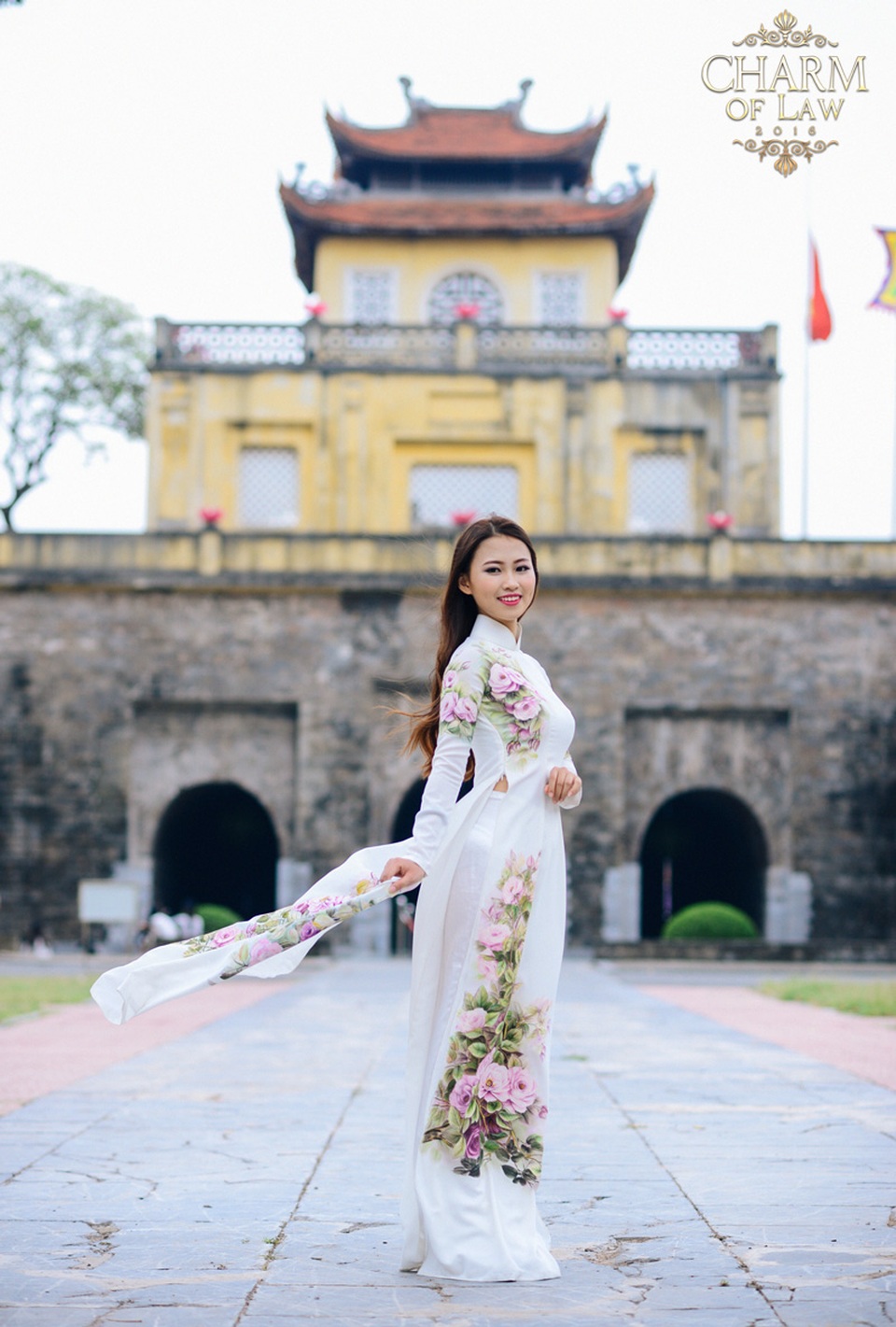 Ngắm nữ sinh ĐH Luật xinh tươi trong tà áo dài thướt tha - 10
Hoàng Thùy Linh (sinh năm 1995, chiều cao 1m61, cân nặng 49 kg)